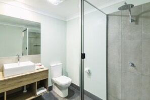 開放式客房, 1 張加大雙人床 | 浴室 | 淋浴設備、淋浴花灑、免費盥洗用品、吹風機