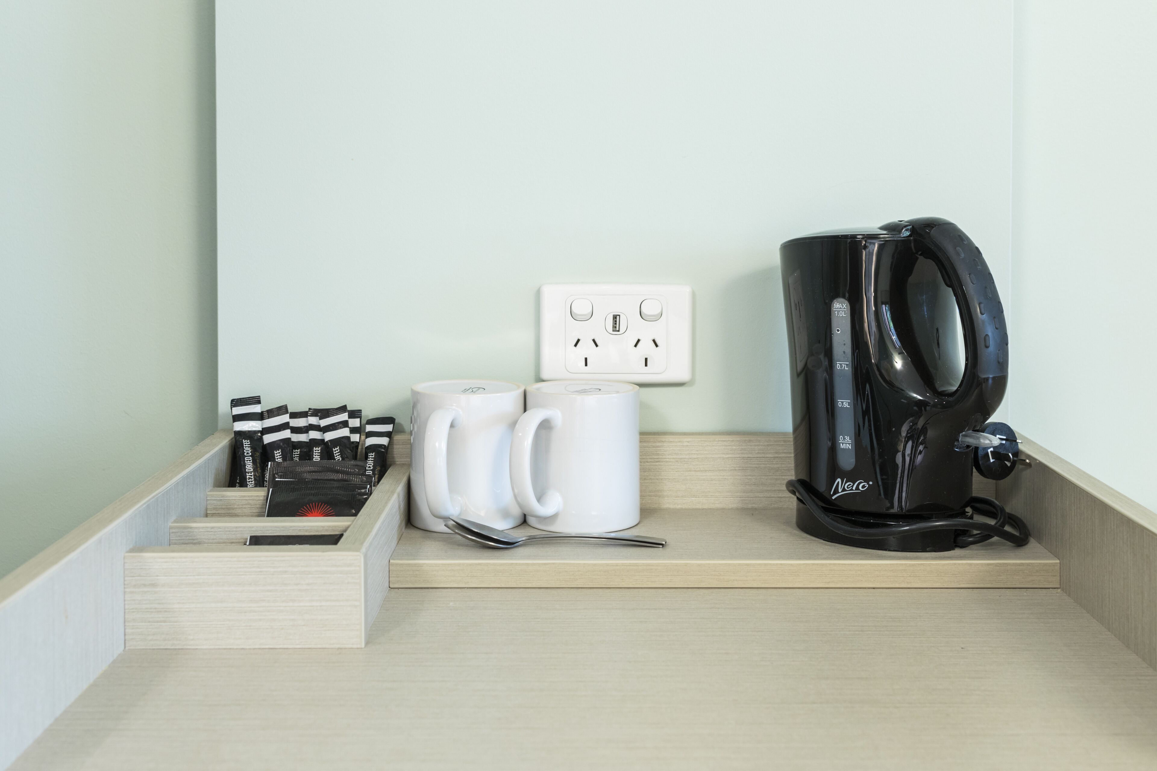 studio queen | desk, iron/ironing board, free wifi, bed sheets