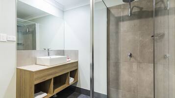 Familienstudio | Badezimmer | Dusche, Regendusche, kostenlose Toilettenartikel, Haartrockner