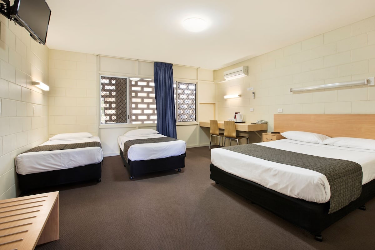 Iron/ironing board, free WiFi, bed sheets