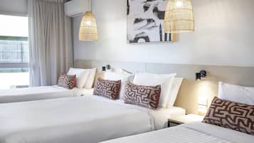 Tabla de planchar con plancha, wifi gratis y ropa de cama