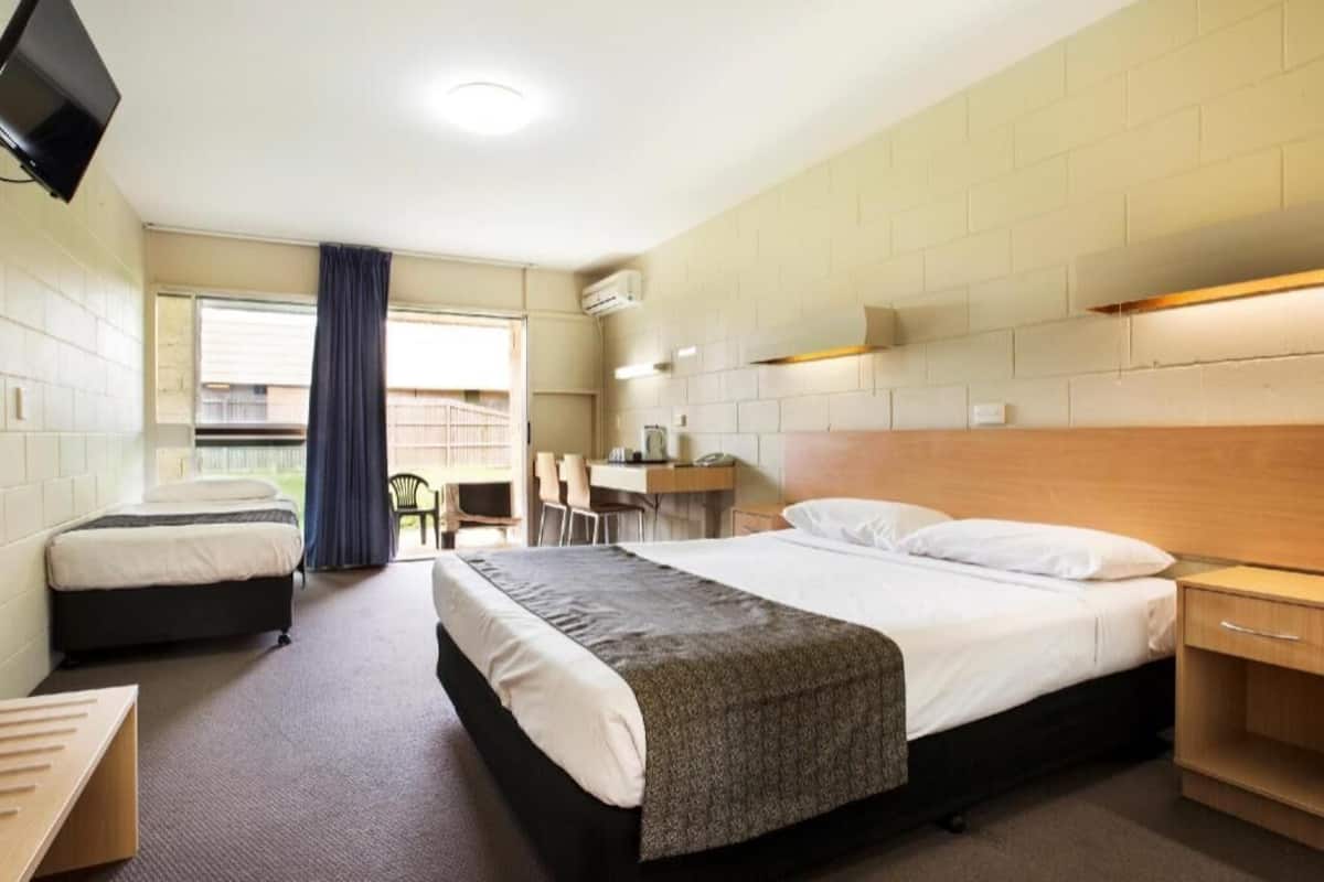 Iron/ironing board, free WiFi, bed sheets