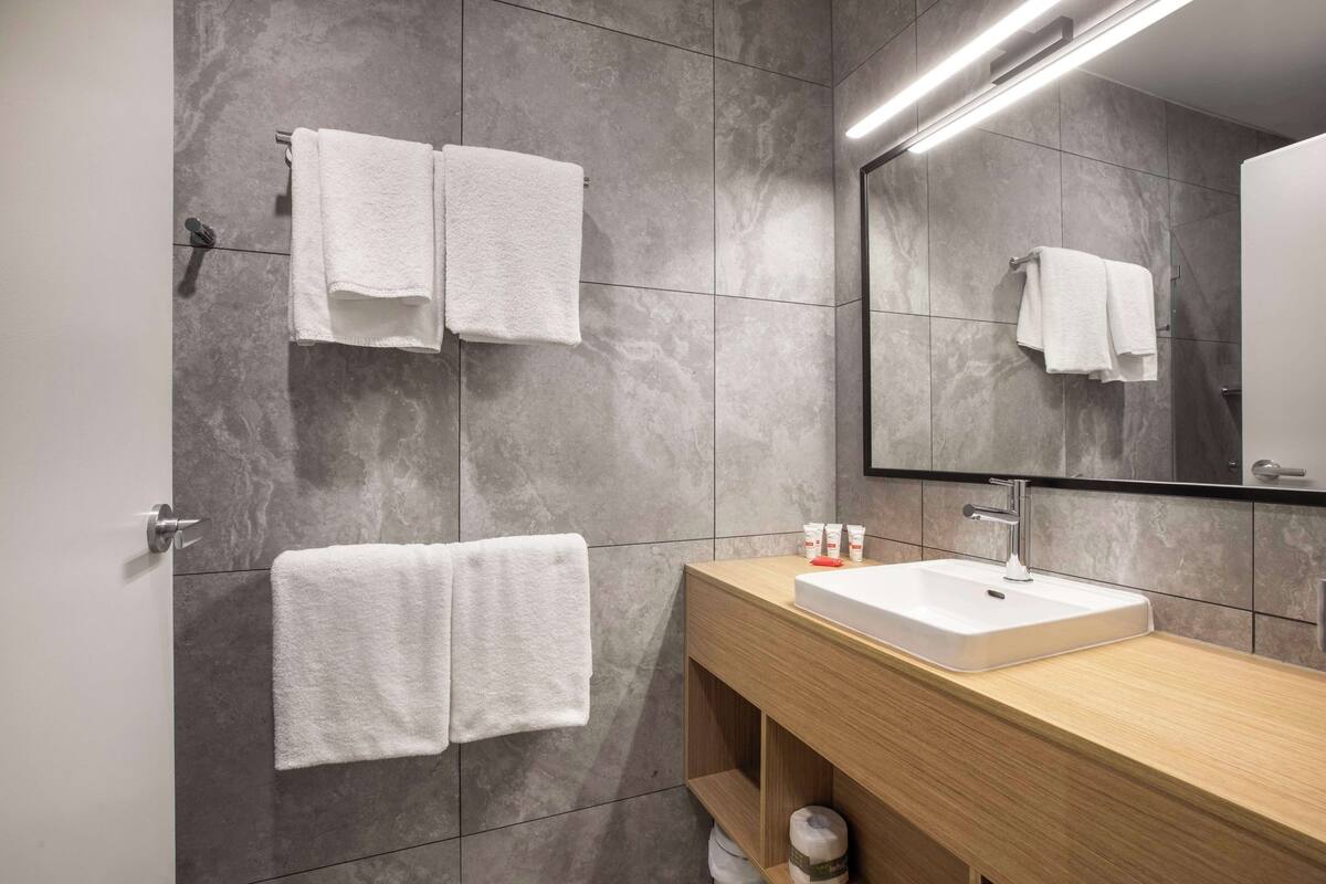 studio queen & single | bathroom