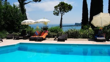 Piscina all'aperto, una piscina in terrazza, ombrelloni da piscina