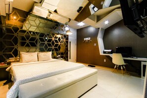 Premium bedding, pillowtop beds, free minibar, desk - Hotel Aria Nampo (Busan)