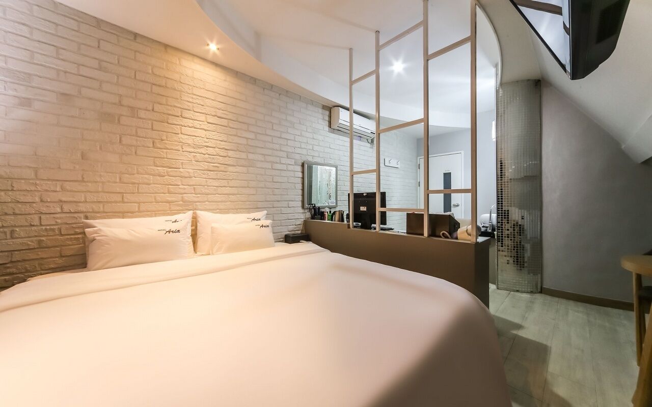 أغطية فراش متميزة وأسرّة بطبقة علوية مريحة وعناصر مجانية داخل الميني بار