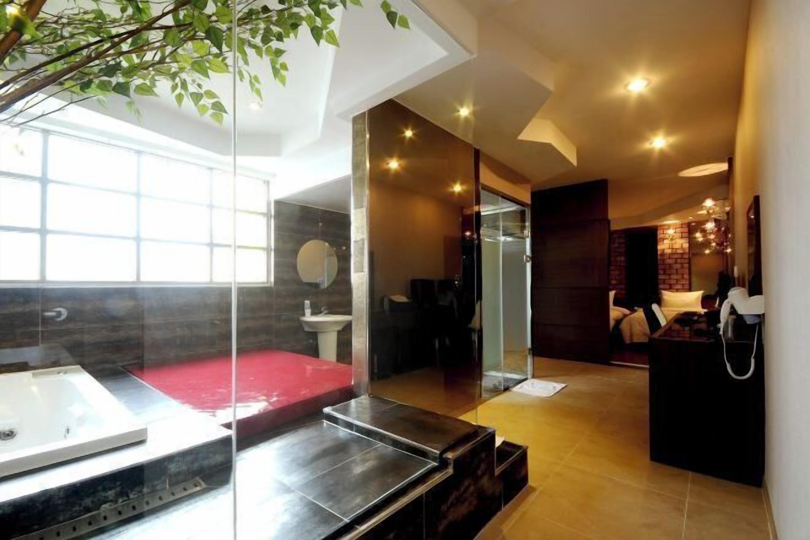 Bathroom | Separate bathtub and shower, rainfall showerhead, free toiletries