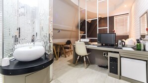 A modern bathroom with a large sink, a mirror, and a toilet. - Hotel Aria Nampo (Busan)