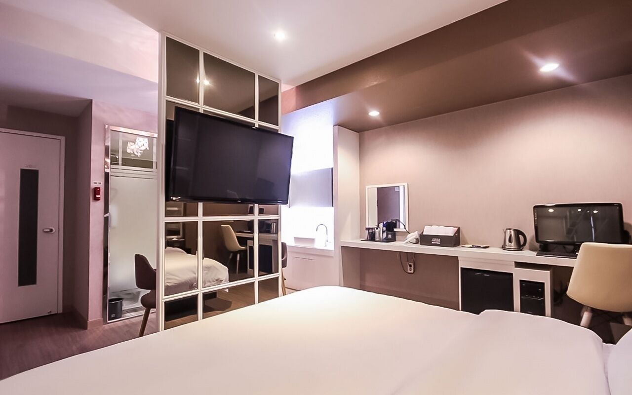 أغطية فراش متميزة وأسرّة بطبقة علوية مريحة وعناصر مجانية داخل الميني بار