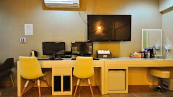 Family Twin Room | Premium bedding, pillowtop beds, free minibar, desk