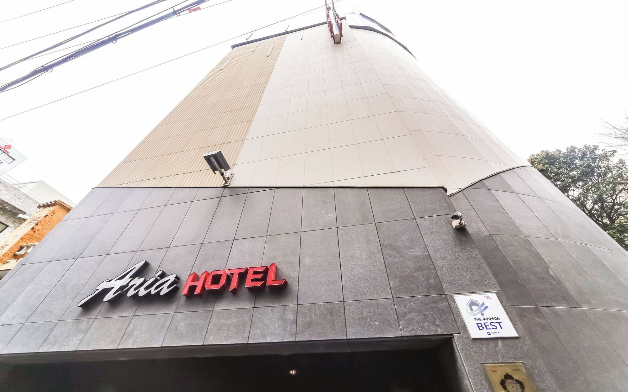En moderne hotels bygning med et tydeligt skilt, hvor der står 'Asia Hotel'.