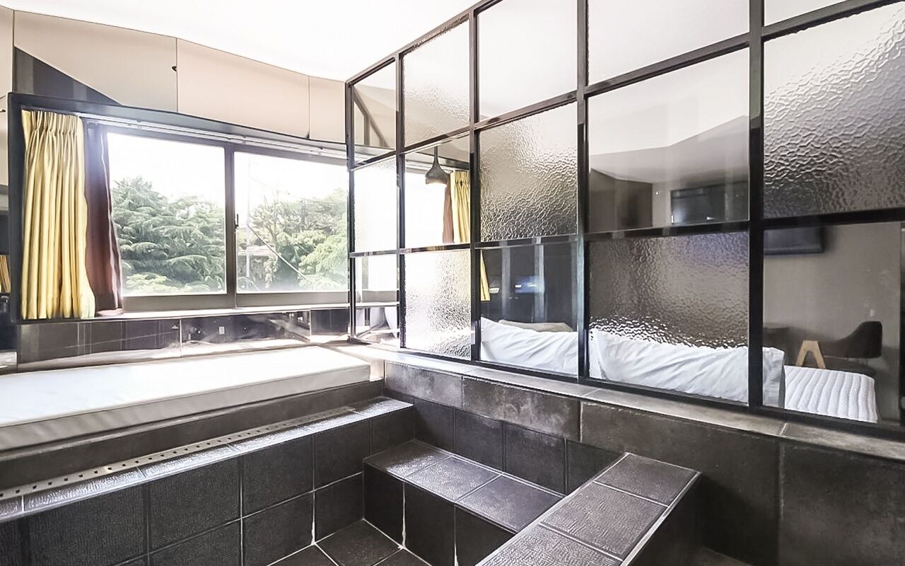 Suite Double Room | Bathroom | Separate tub and shower, rainfall showerhead, free toiletries