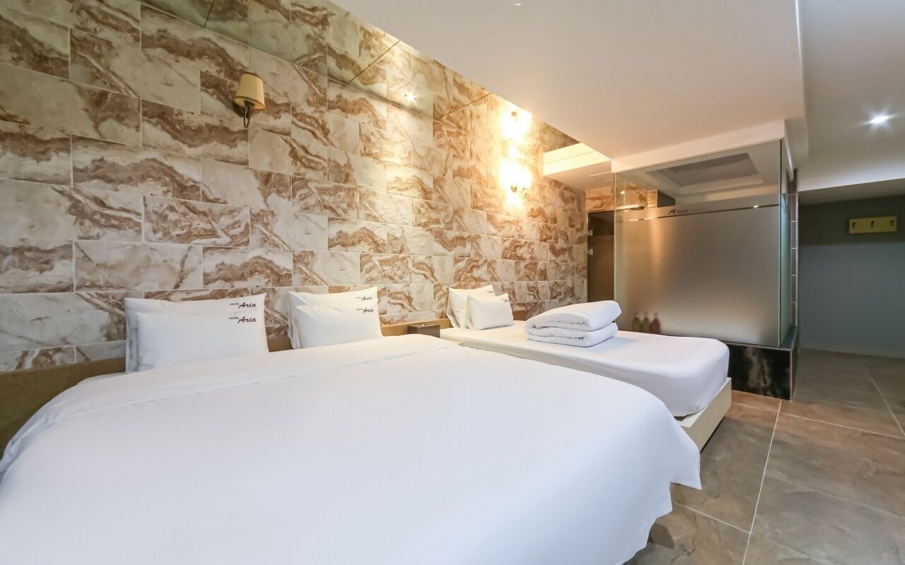 أغطية فراش متميزة وأسرّة بطبقة علوية مريحة وعناصر مجانية داخل الميني بار