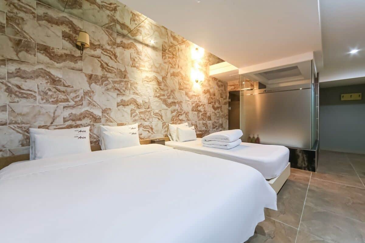 套房 (Twin) | 高档床上用品、加厚床垫、迷你吧(备有免费物品)、办公桌