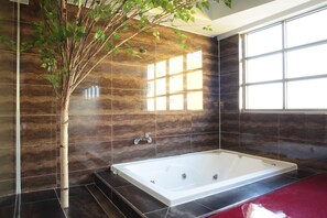 Family Twin Room | Indoor spa tub - Hotel Aria Nampo (Busan)