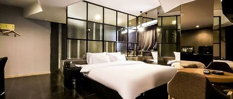 Suite (Double) | Seprai premium, bantalan ekstra lembut, minibar gratis, dan meja kerja