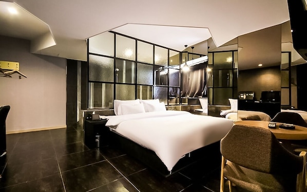 Suite (Double) | Ropa de cama de alta calidad y camas con pillow-top 
