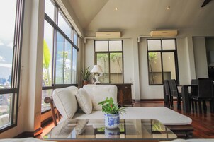 Grand Honeymoon Suite | Minibar, in-room safe, desk, blackout drapes