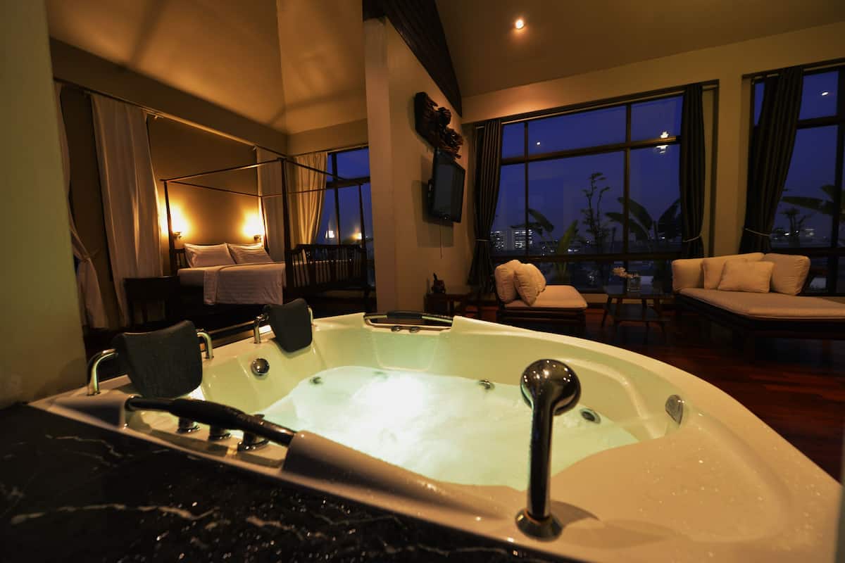 Grand Honeymoon Suite | Minibar, värdeförvaringsskåp på rummet och skrivbord