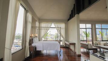 Grand Honeymoon Suite | Minibar, safe på rommet, skrivebord og blendingsgardiner