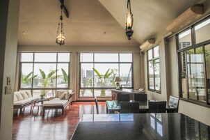 Grand Honeymoon Suite | Minibar, in-room safe, desk, blackout drapes