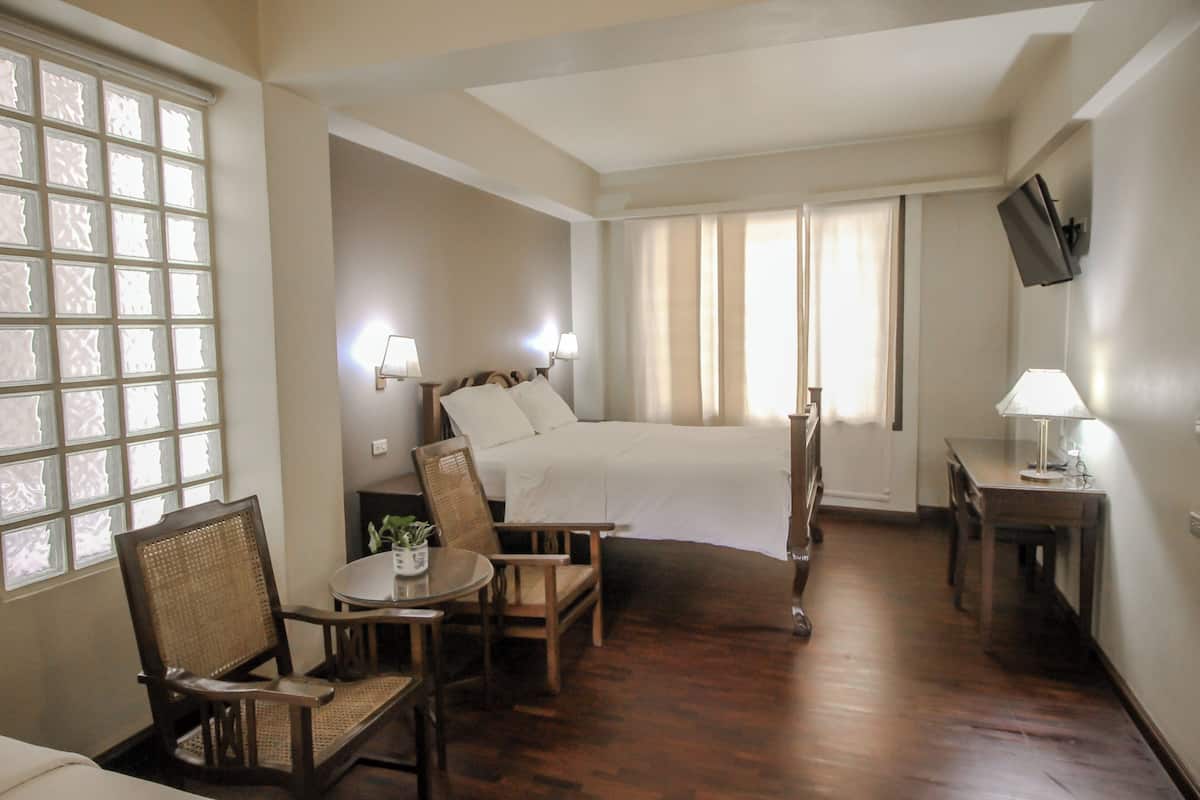 Family Suite Room | 1 camera, minibar, una cassaforte in camera, una scrivania