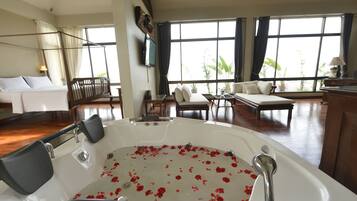 Grand Honeymoon Suite | Bagno | Set di cortesia gratuito, asciugamani, sapone, shampoo
