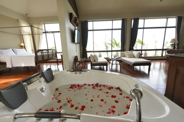Grand Honeymoon Suite | حمام | مستلزمات مجانية للعناية الشخصية، مناشف، صابون، شامبو