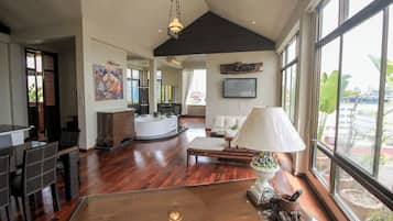 Grand Honeymoon Suite | Minibar, in-room safe, desk, blackout drapes