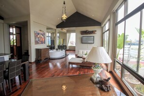 Grand Honeymoon Suite | Minibar, coffre-fort, bureau, rideaux d’obscurcissement