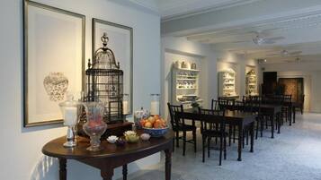 Breakfast, lunch, dinner served; Thai cuisine