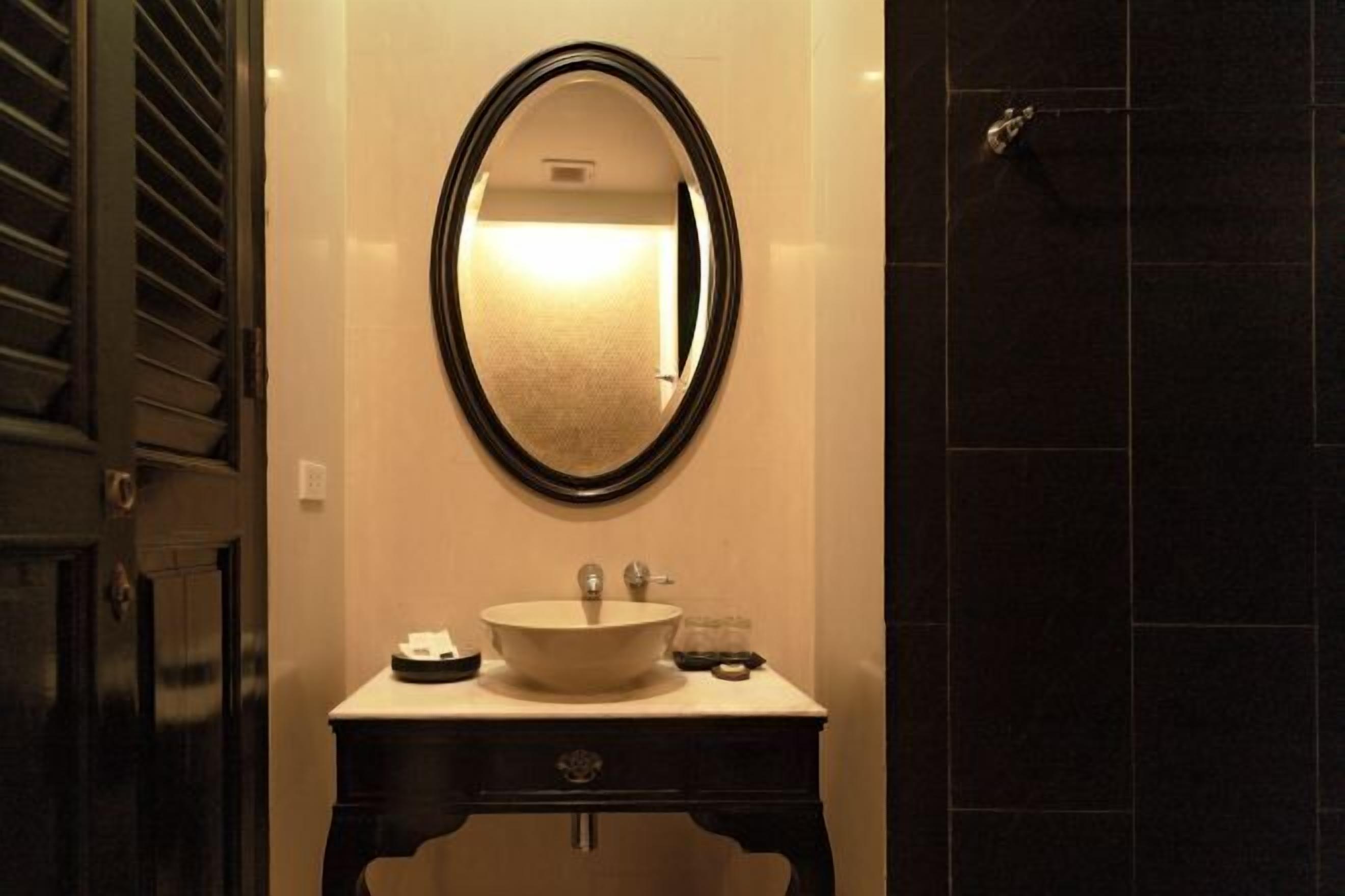 Regadera, amenidades de baño gratuitas, secadora de cabello, batas 