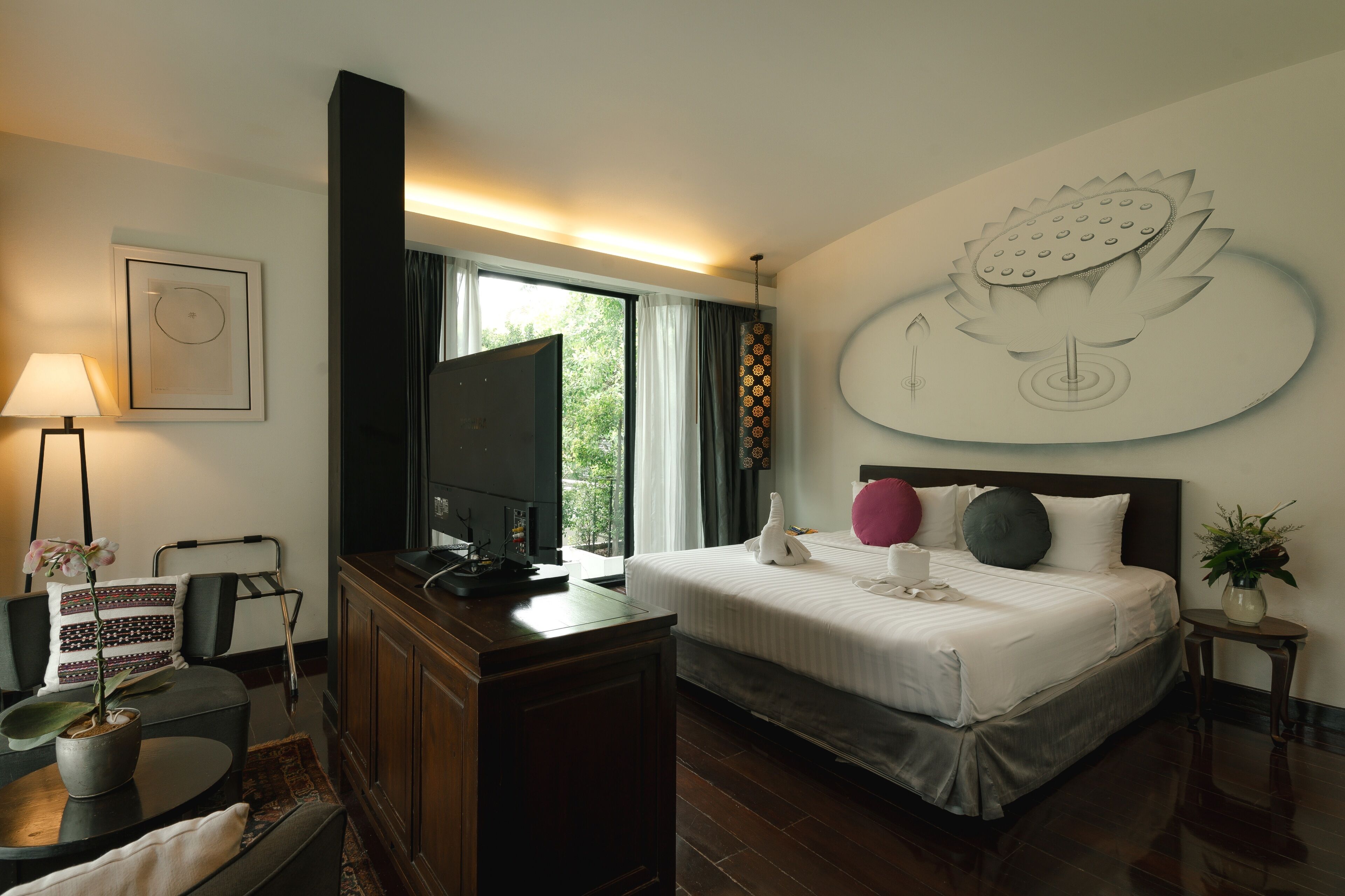 Dobbelt- eller tomannsrom – deluxe | Oppholdsområde | En 32-tommers LCD-TV med Parabol-TV samt TV