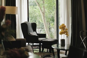 Suite | Oppholdsområde | En 32-tommers LCD-TV med Parabol-TV samt TV