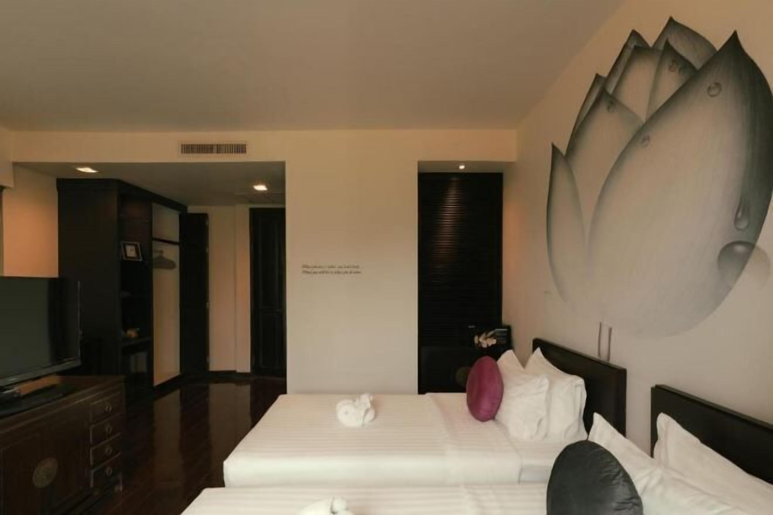 Premium bedding, free minibar, in-room safe, blackout curtains