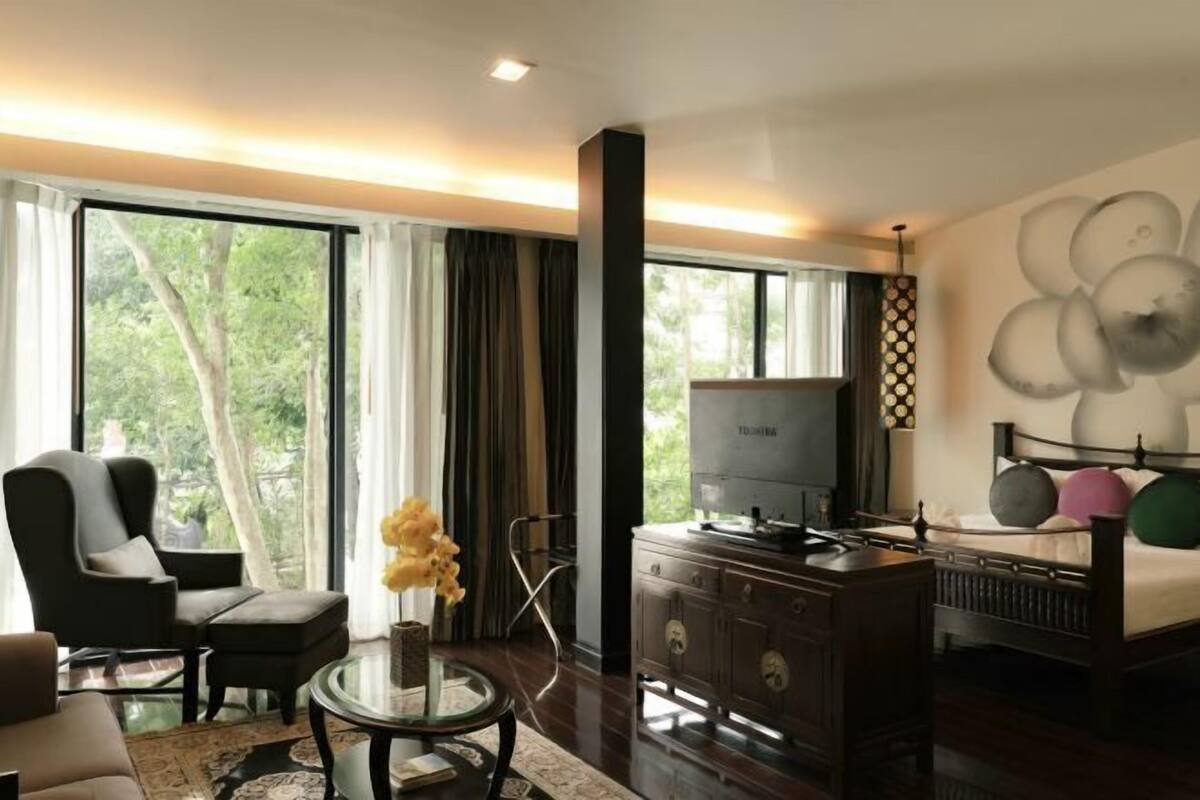 Minibar (free items), in-room safe, blackout drapes