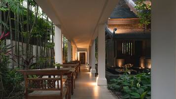 Breakfast, lunch, dinner served; Thai cuisine