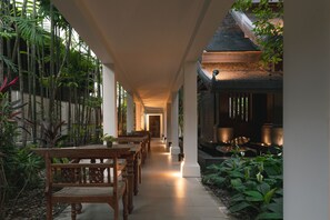 Se sirven desayunos, almuerzos, cenas y cocina tailandesa 