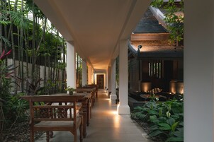 Se sirven desayunos, almuerzos, cenas y cocina tailandesa 