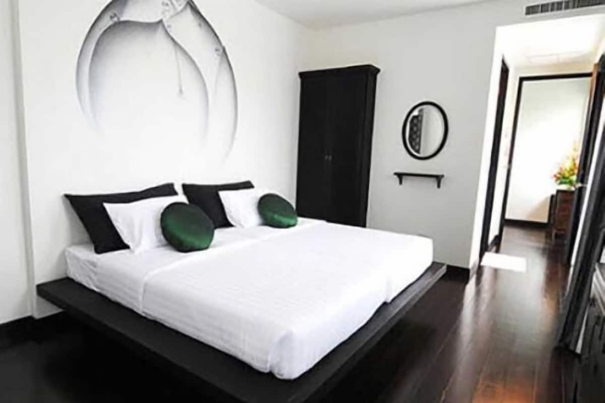 Premium bedding, free minibar, in-room safe, blackout drapes