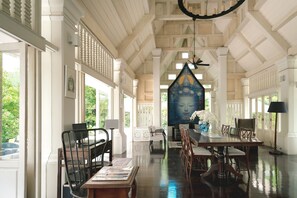 32–tuumainen LCD-televisio, jossa satelliittikanavat