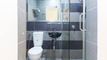 Pancuran mandi, tuala disediakan