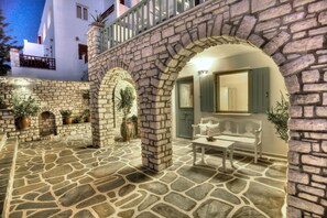 Terrace/patio - Villa Isabella Studios & Suites (Paros)