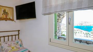 Studio, Courtyard View | In-room safe, desk, soundproofing, iron/ironing board