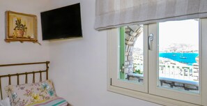 Studiolejlighed - udsigt til gårdsplads | Pengeskab på værelset, skrivebord, lydisolering, strygejern/strygebræt