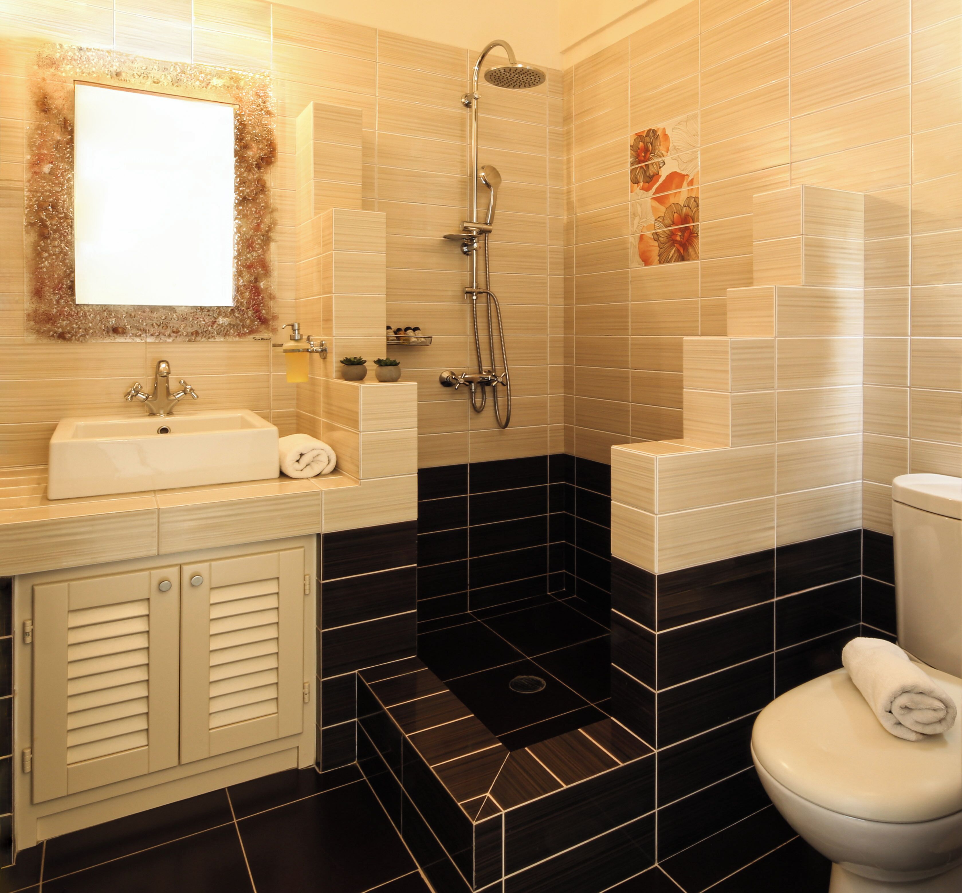 Une salle de bain moderne équipée d’un lavabo, d’un miroir, d’une douche et de toilettes.
