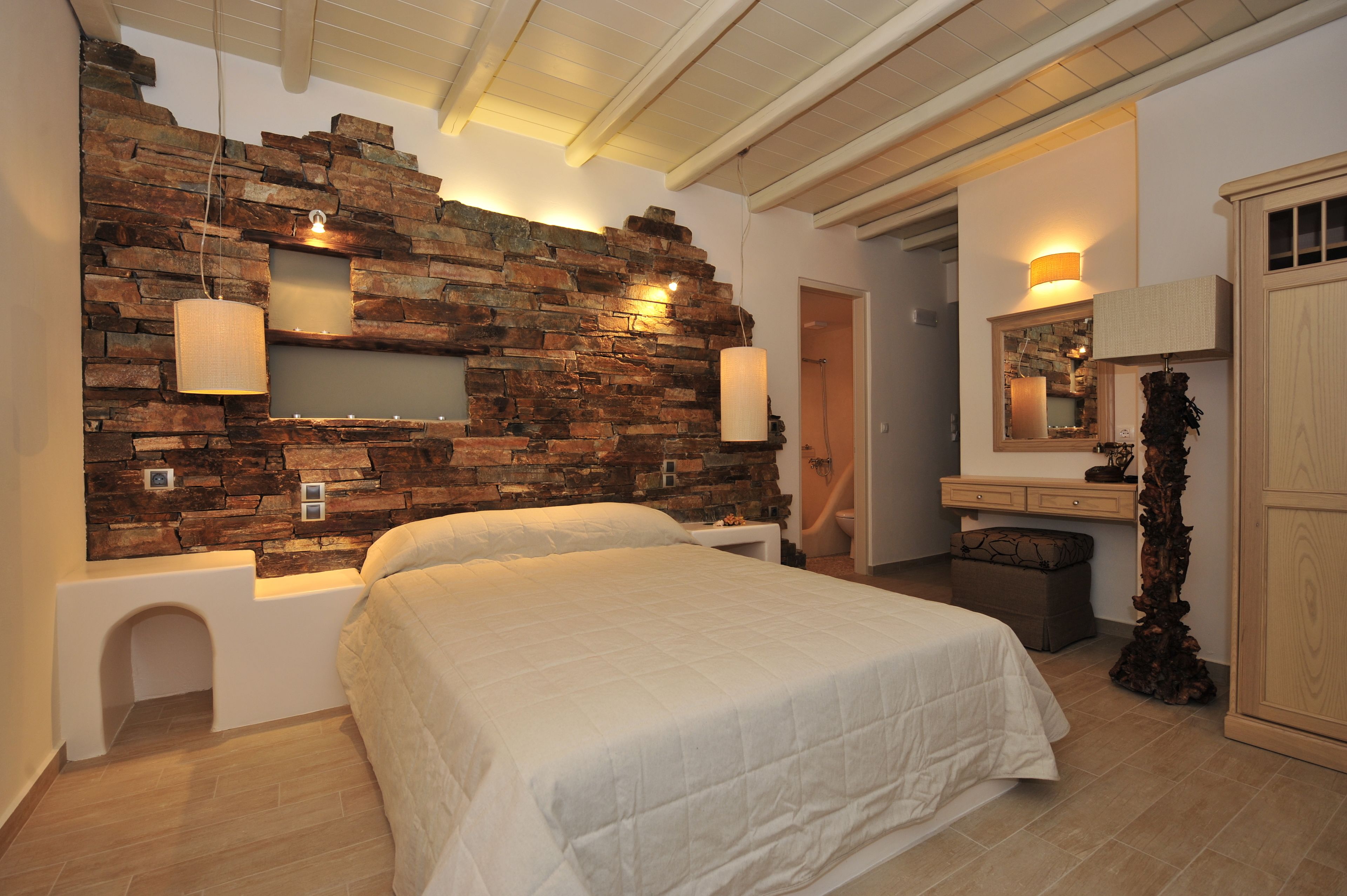 Cofres nos quartos, escrivaninha, quartos à prova de som