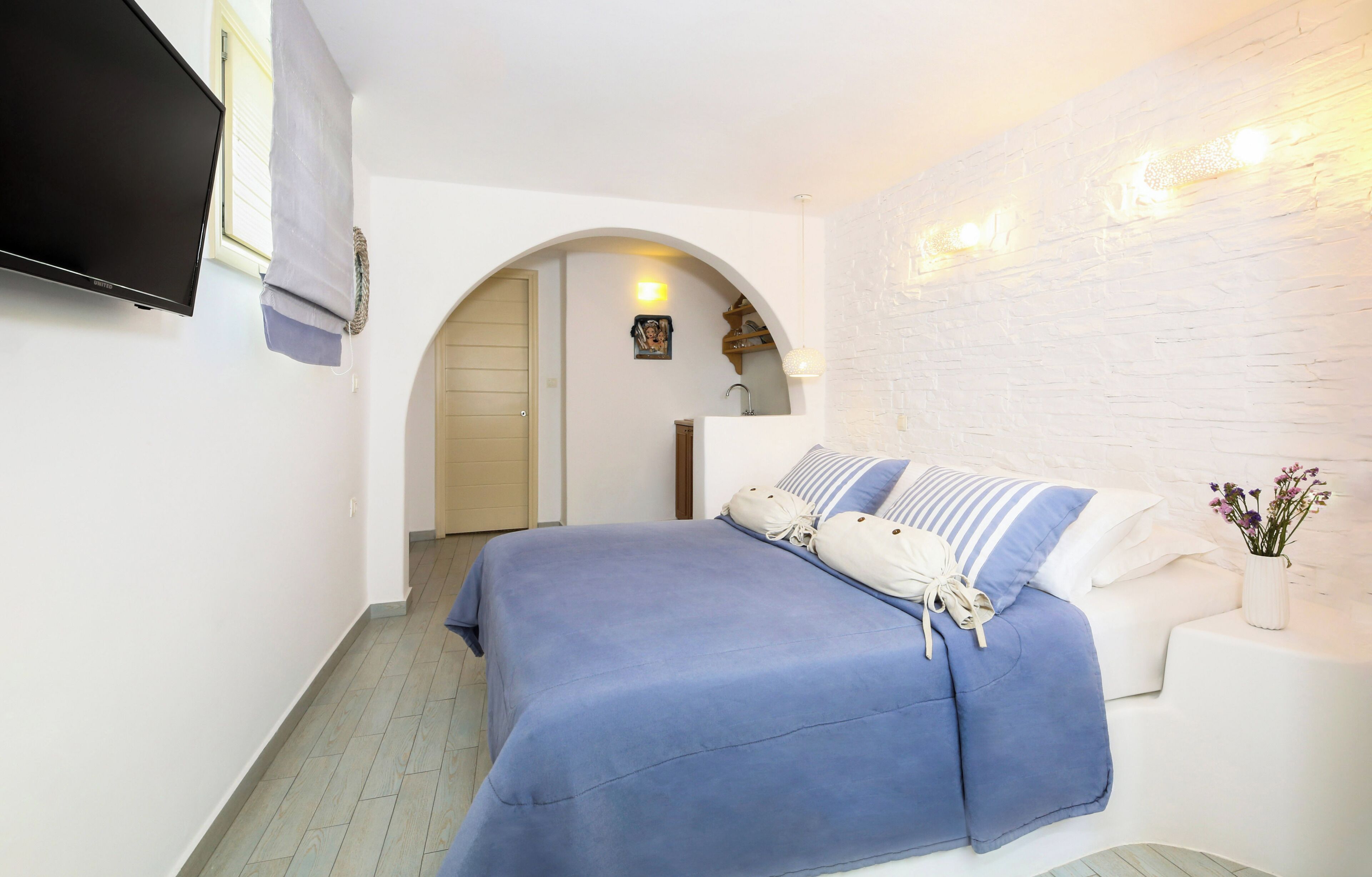 Standard Studio, Courtyard View | In-room safe, desk, soundproofing, iron/ironing board