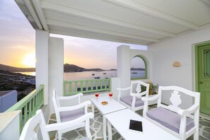 In-room safe, desk, soundproofing, iron/ironing board - Villa Isabella Studios & Suites (Paros)