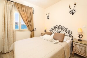 Suite familiar, 2 habitaciones, vistas al mar | Caja fuerte, escritorio, sistema de insonorización